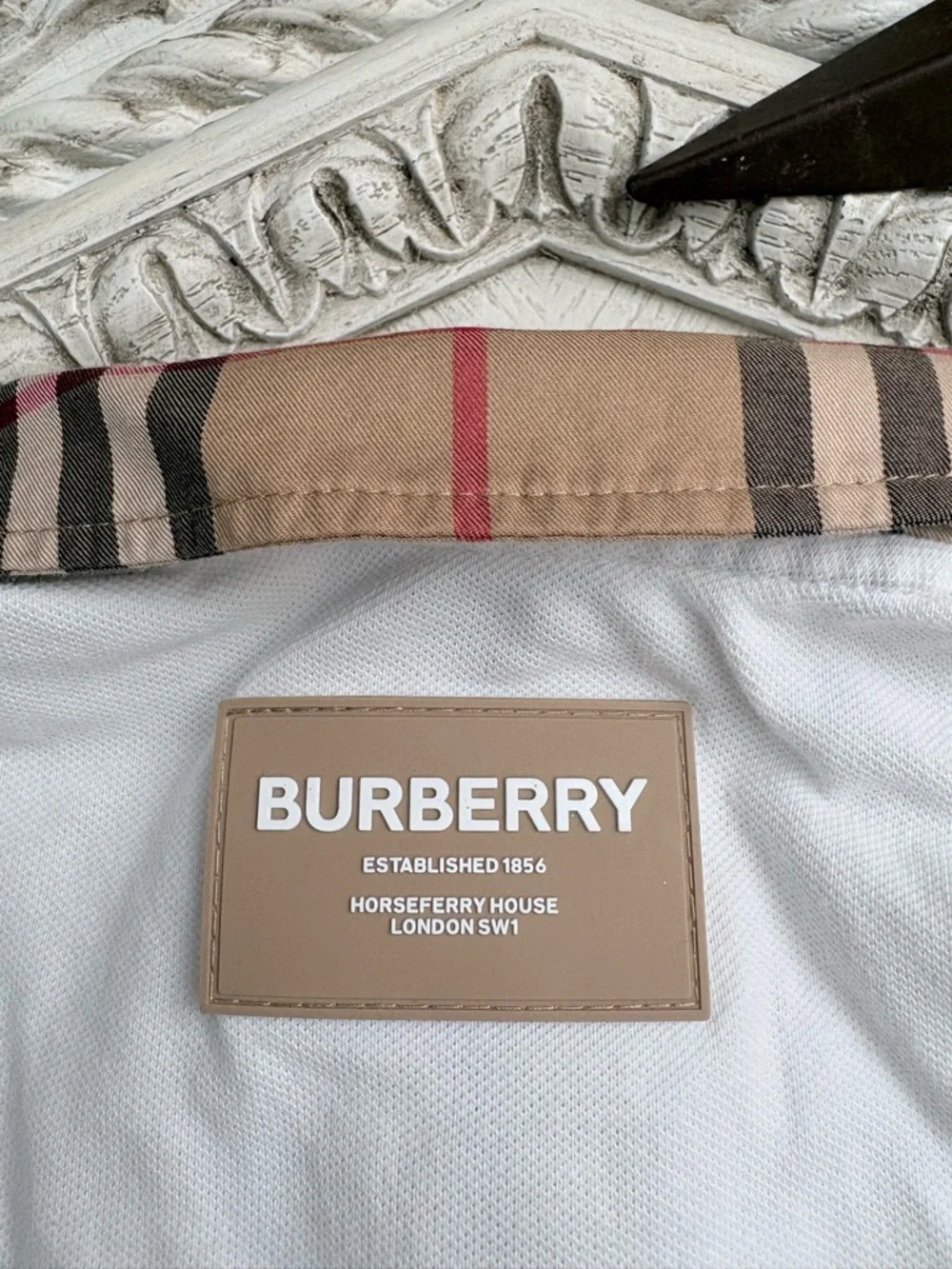 Burberry White Baby Dress with Iconic Beige Check Accents - Picture 5 of 5